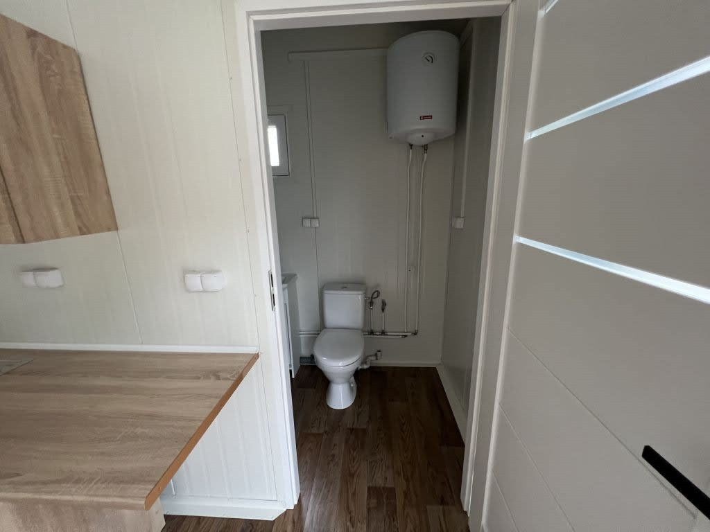 Maison Mobile 20 Pieds x 8 Pieds - Entièrement Fini, Intérieur et Extérieur en Bois Traité, Prêt à l'Emploi