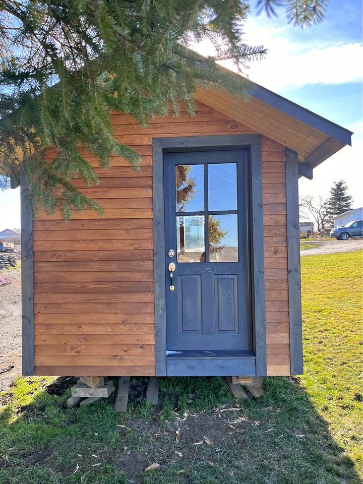 20 x 8 foot mobile home, covered in used wood, steel roof, furnished and comfortable