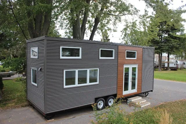 Tiny House 20 pieds x 7 pieds sur roues à étage usager , meublée et prête à être livrée