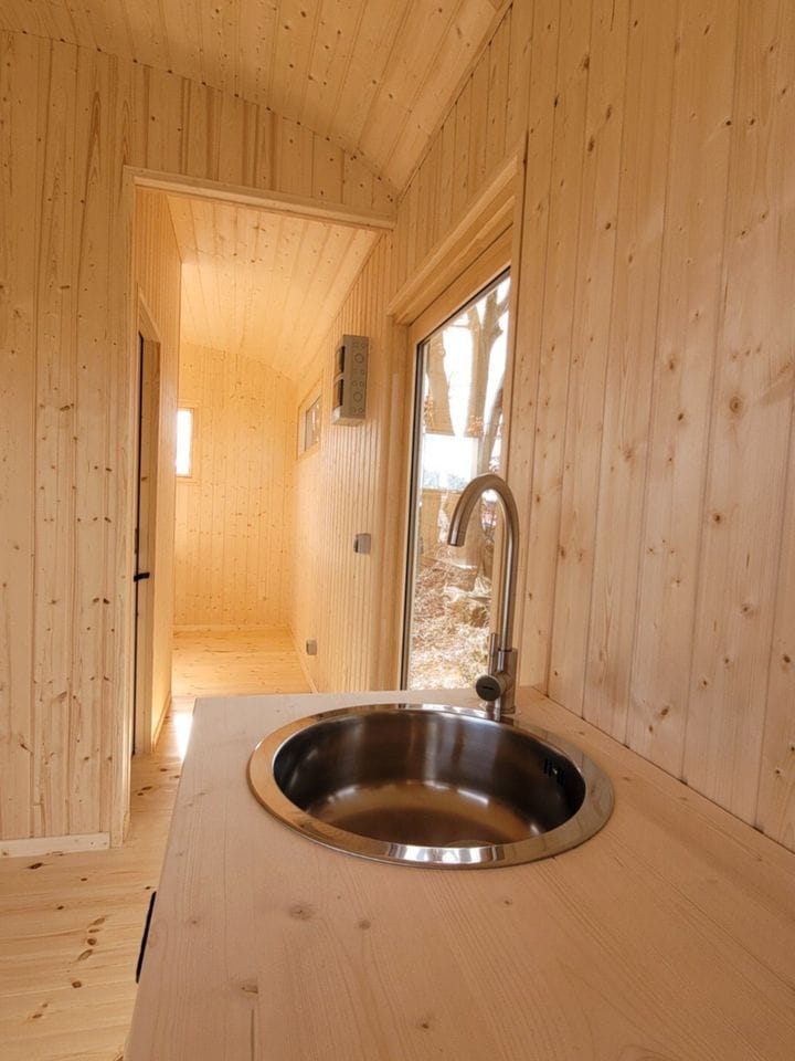 Remorque mobile 20 pieds par 8 avec cuisine et toilette recouvert en bois