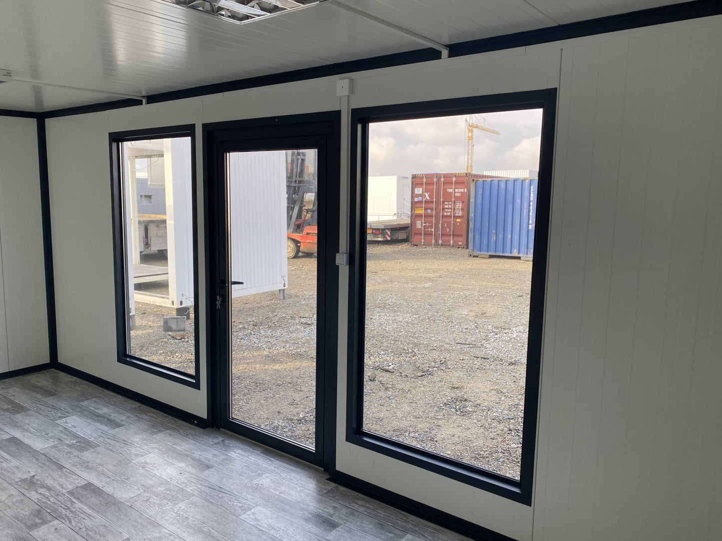 Container bureau mobile 20 pieds x 8, intérieur et extérieur finis, avec panneau électrique et porte en vitre