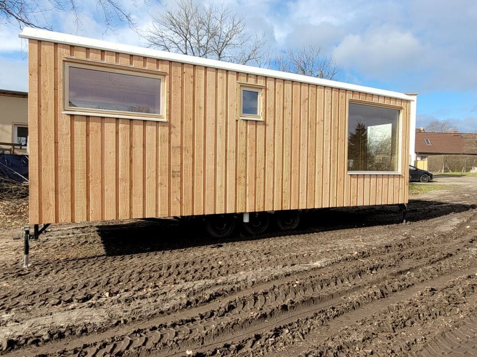 Remorque mobile 20 pieds par 8 avec cuisine et toilette recouvert en bois