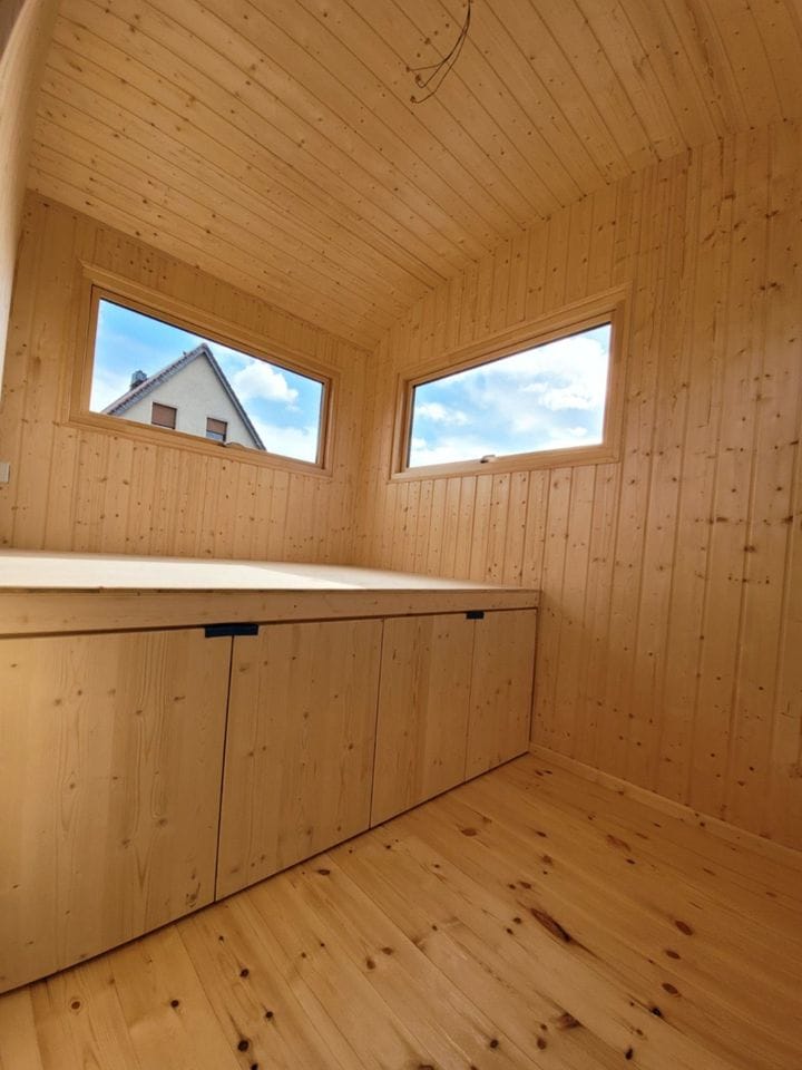 Remorque mobile 20 pieds par 8 avec cuisine et toilette recouvert en bois