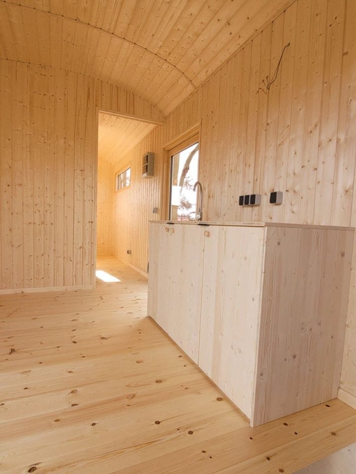 Remorque mobile 20 pieds par 8 avec cuisine et toilette recouvert en bois