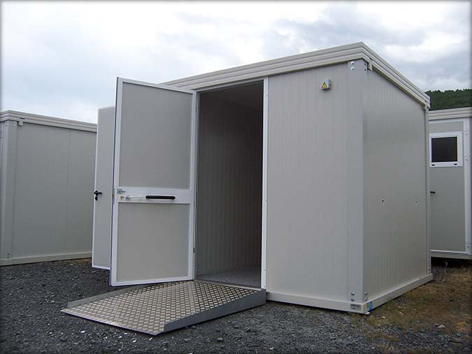 Spacieux Cabine sanitaire avec toilettes  et douche