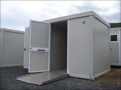 Spacieux Cabine sanitaire avec toilettes  et douche