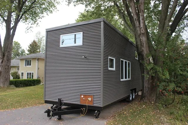 Tiny House 20 pieds x 7 pieds sur roues à étage usager , meublée et prête à être livrée