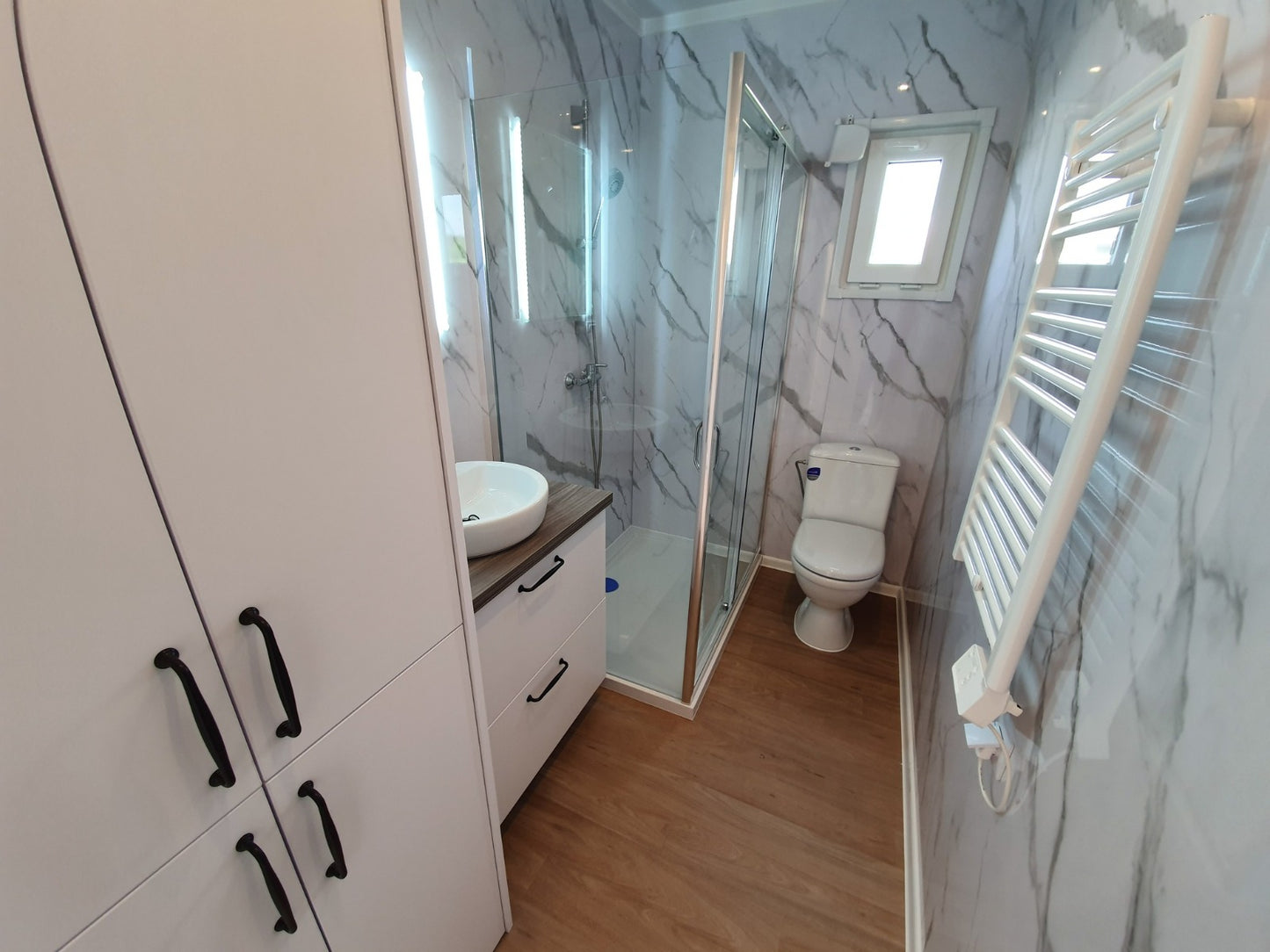 Maison remorque mobile 40 pieds x 8, type T2, isolée 4 saisons, entièrement meublée et de haute qualité