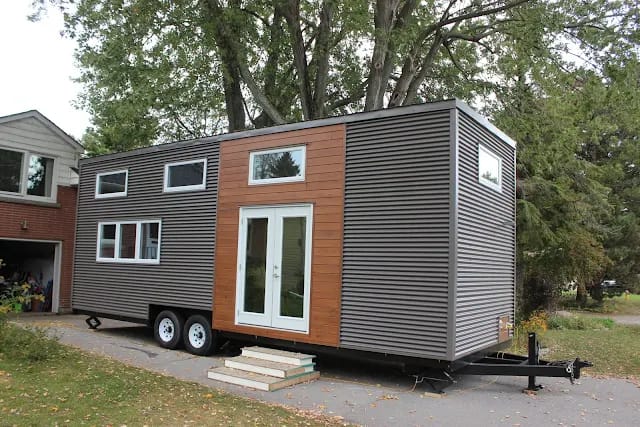 Tiny House 20 pieds x 7 pieds sur roues à étage usager , meublée et prête à être livrée