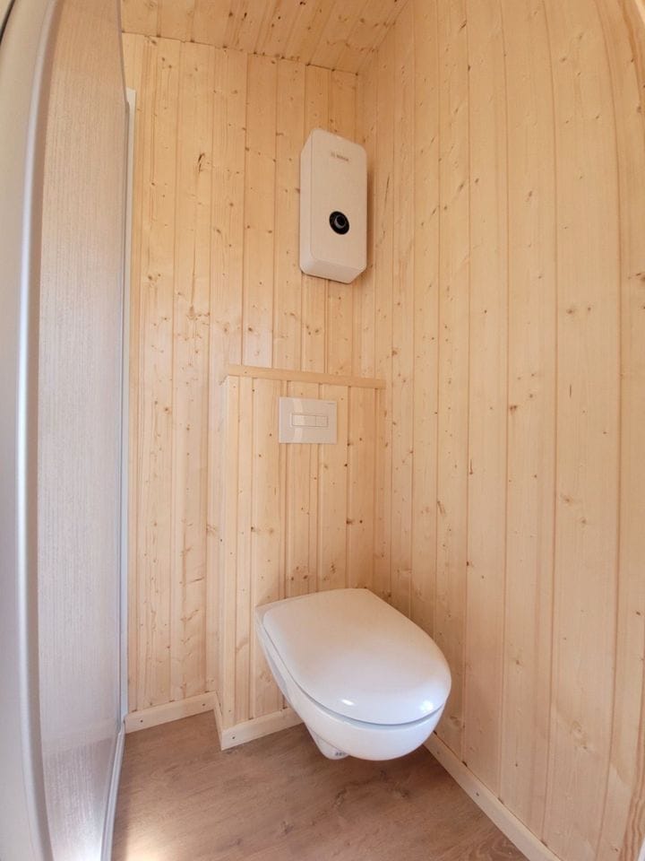 Remorque mobile 20 pieds x 8, avec toilette, installation électrique et revêtement en bois