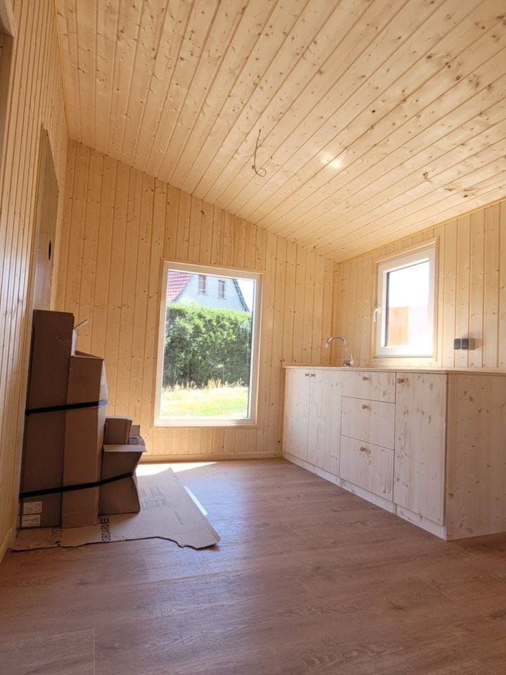 Remorque mobile 20 pieds x 8, avec toilette, installation électrique et revêtement en bois