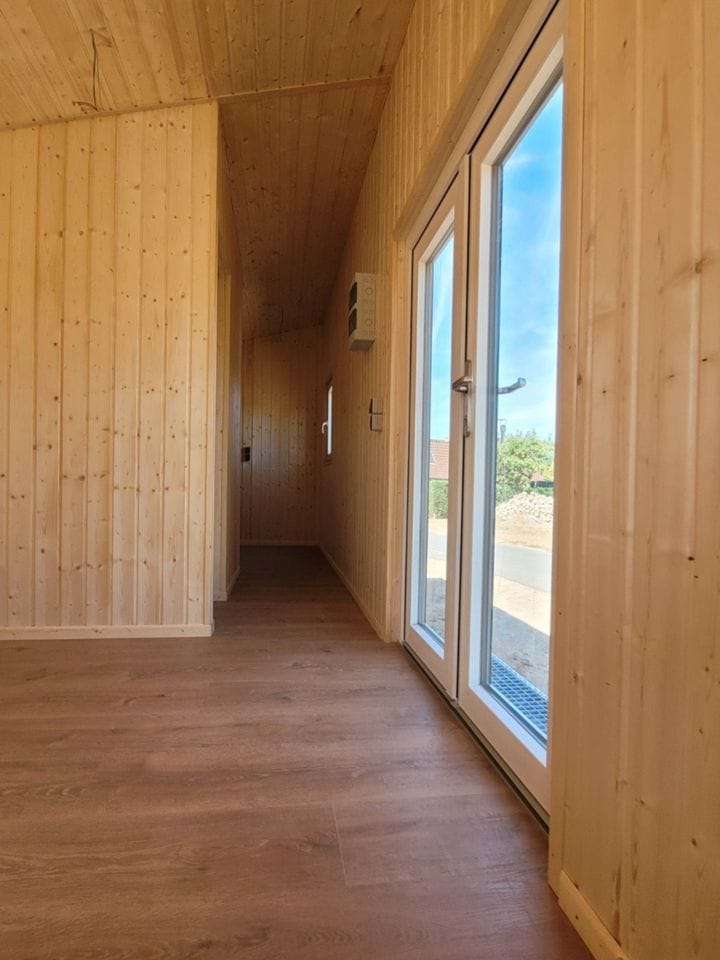 Remorque mobile 20 pieds x 8, avec toilette, installation électrique et revêtement en bois