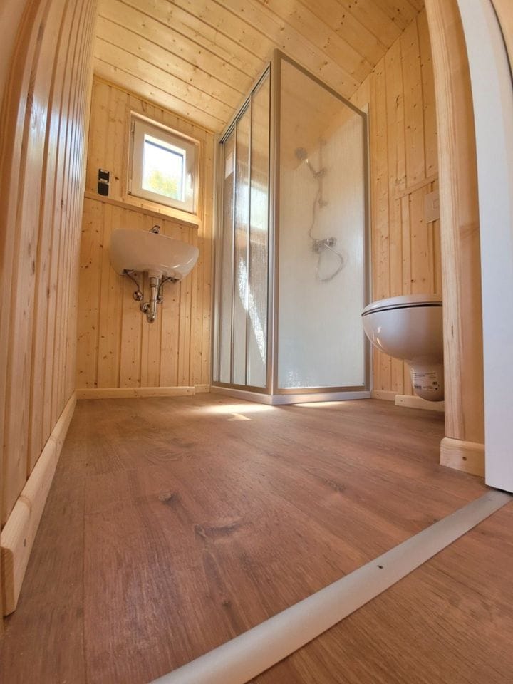 Remorque mobile 20 pieds x 8, avec toilette, installation électrique et revêtement en bois