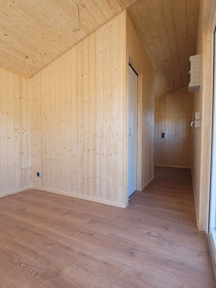 Remorque mobile 20 pieds x 8, avec toilette, installation électrique et revêtement en bois