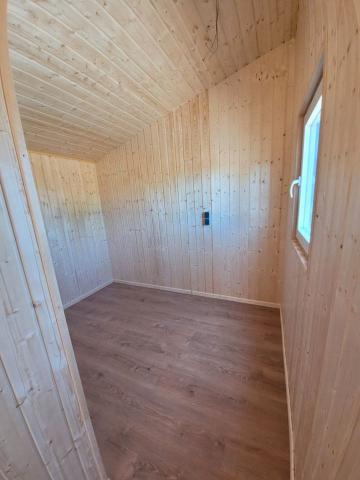 Remorque mobile 20 pieds x 8, avec toilette, installation électrique et revêtement en bois