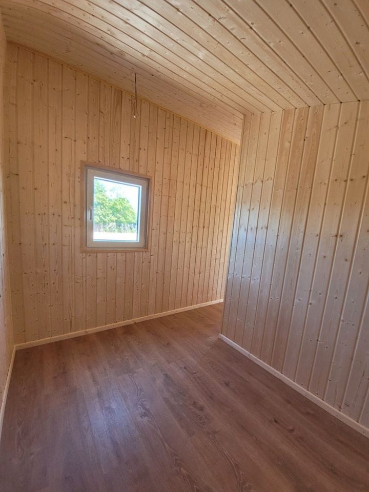 Remorque mobile 20 pieds x 8, avec toilette, installation électrique et revêtement en bois